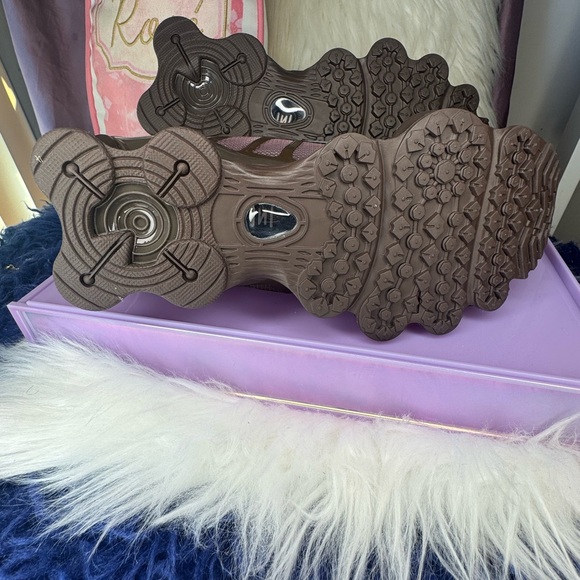 Nike Shox TL- Women's
Running Sneakers in Barboque
Brown and Metallic Silver - Picture 8 of 12